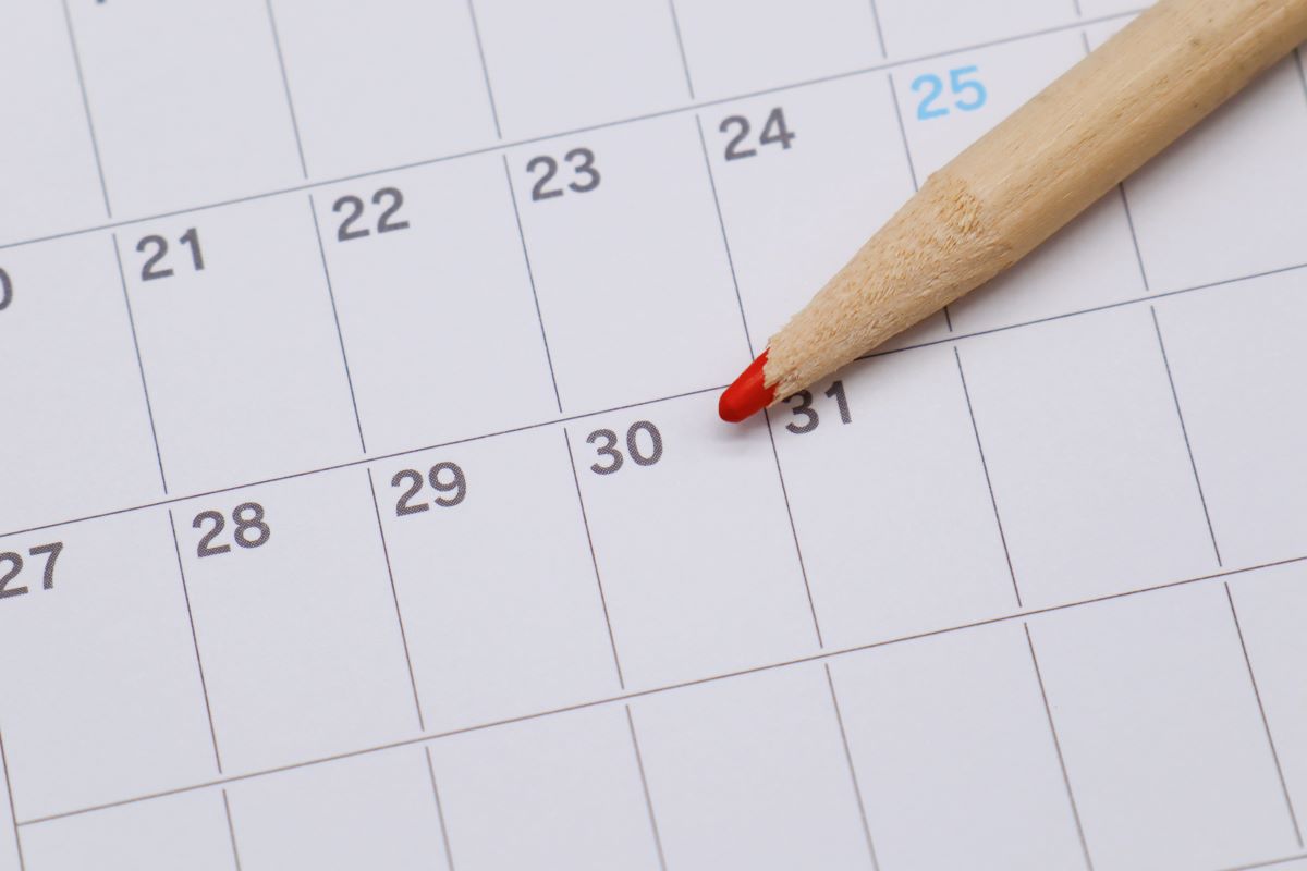 カレンダーと赤ペン