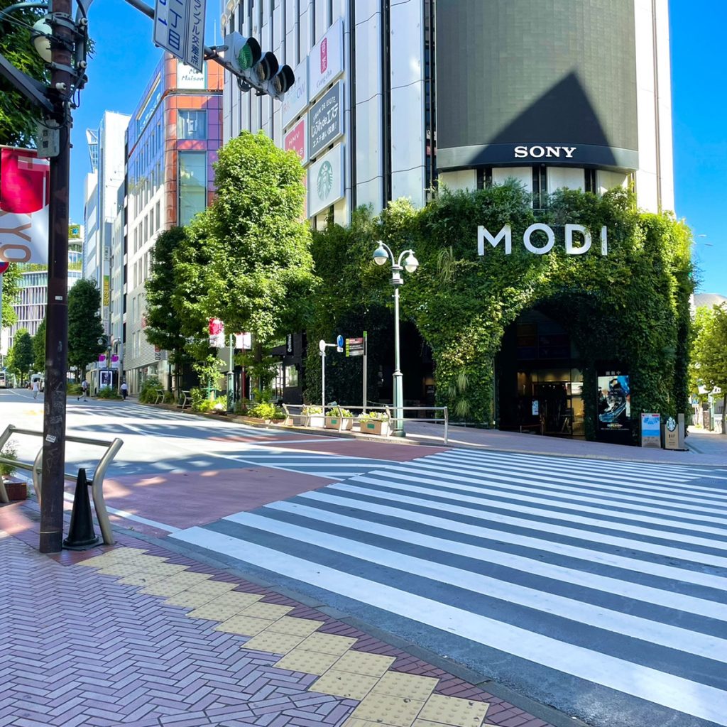渋谷公園通り③MODI前信号を渡り左折